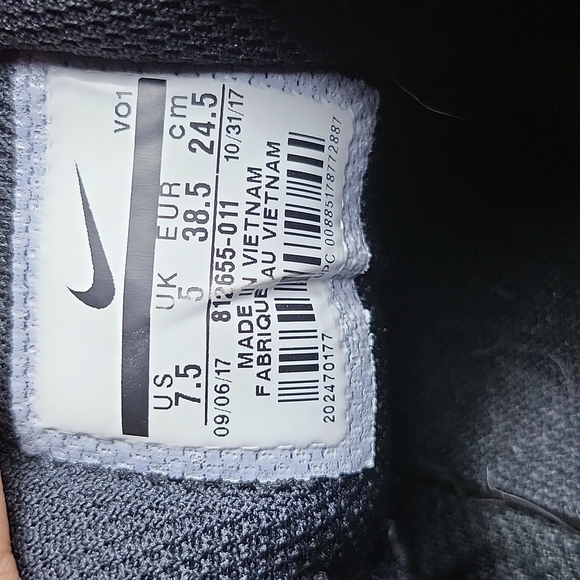 NIKE Men's Black and White Tanjun Sneakers - Picture 9 of 9